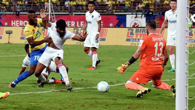 Kerala Blasters defeated Delhi Dynamos 1-0 in the first leg of the ISL semifinal on Sunday.(PTI) Kerala Blasters defeated Delhi Dynamos 1-0 in the first leg of the ISL semifinal on Sunday.(PTI)