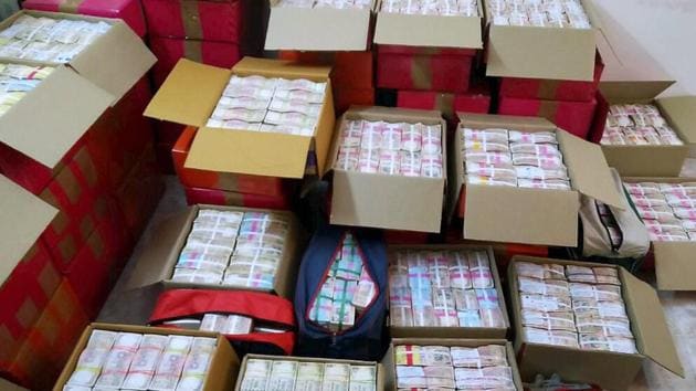 A total of Rs 106 crore cash, including Rs 10 crore in new notes, and 127 kg gold was seized by the income-tax department from raids in Chennai.(PTI)