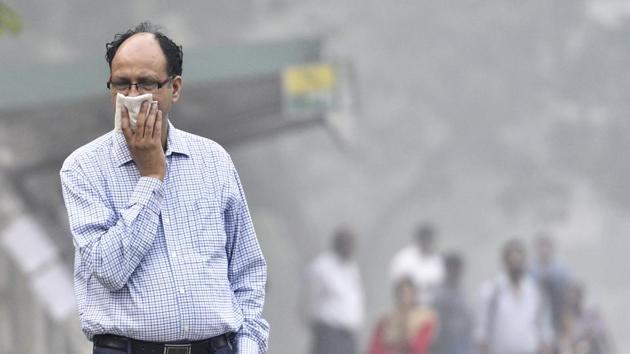 A man holds a handkerchief to avoid inhaling toxic air, at Mayur Vihar in New Delhi. (Mohd Zakir/HT File Photo) A man holds a handkerchief to avoid inhaling toxic air, at Mayur Vihar in New Delhi. (Mohd Zakir/HT File Photo)