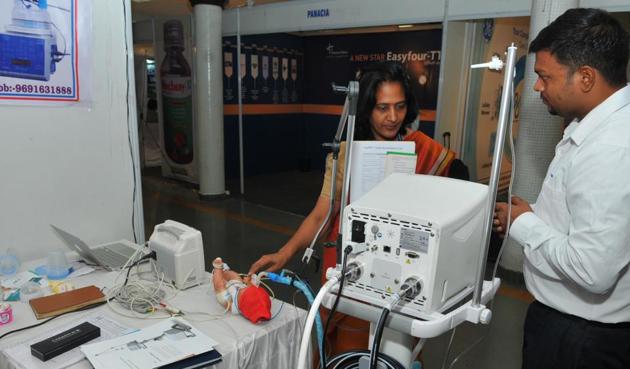 Doctors hold workshops demonstrating different kinds of machines in the annual convention on neonatal care. (Shankar Mourya/HT photo) Doctors hold workshops demonstrating different kinds of machines in the annual convention on neonatal care. (Shankar Mourya/HT photo)