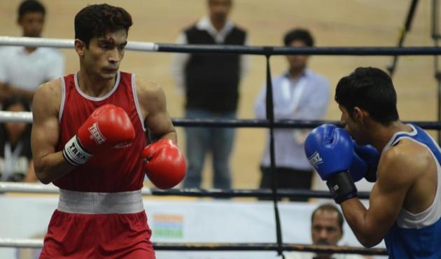 Shiva Thapa lived up to the expectations when he punched Punjab’s Vijay Kumar out by a 5-0 unanimous decision in the semi-final of the lightweight category at Boxing Nationals.(HT)