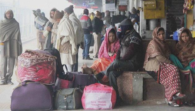 Stranded passengers wait for their trains as many were running late due to the fog, at Allahabad Railway Station on Sunday.(PTI)