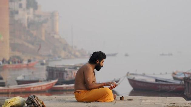 People offer early morning prayers and take holy dips at Ganga Mahal Ghat in Varanasi (Burhaan Kinu/HT File Photo) People offer early morning prayers and take holy dips at Ganga Mahal Ghat in Varanasi (Burhaan Kinu/HT File Photo)