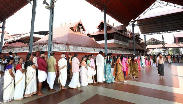 Devotees stand in queue outside Guruvayoor templein Thrissur ,Kerala.(Vivek Nair/ Hindustan Times)