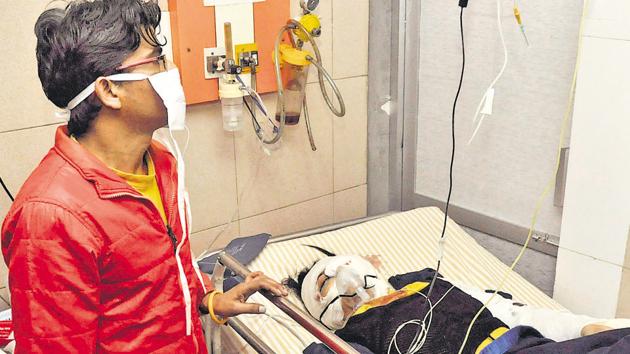 Accident victim Taranpreet Kaur undergoing treatment at hospital in Jalandhar on Sunday.(Sikander Singh Chopra/HT Photo)