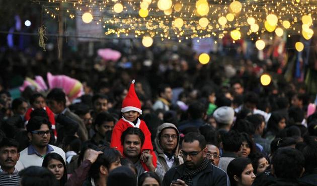 People enjoy Christmas at the Janpath Market in New Delhi.(Raj K Raj/HT Photo)