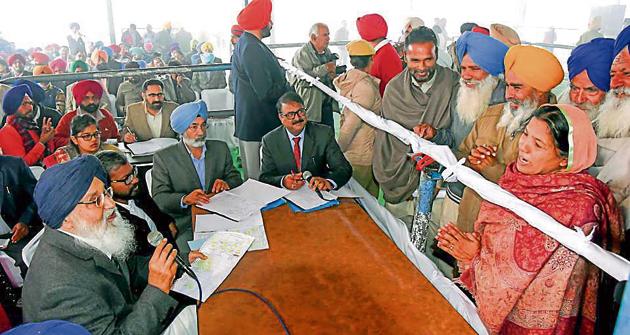 CM Parkash Singh Badal interacting with village panchayats in a sangat darshan program in Bassi Pathana on Monday. (HT Photo) CM Parkash Singh Badal interacting with village panchayats in a sangat darshan program in Bassi Pathana on Monday. (HT Photo)