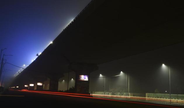 Dense fog near Bhandari Bridge in Amritsar on Monday evening, December 12. (Gurpreet Singh/HT)