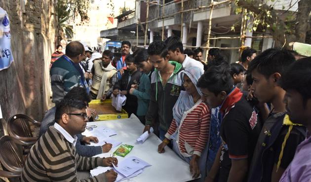 Students and teachers of Shri Ram College of Commerce, State Bank of India officials are helping create financial literacy in slums and villages. (Sushil Kumar/HT Photo) Students and teachers of Shri Ram College of Commerce, State Bank of India officials are helping create financial literacy in slums and villages. (Sushil Kumar/HT Photo)