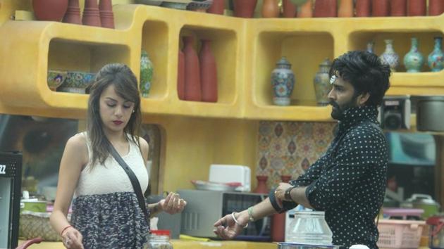 After Manu’s exit, Manveer found a good friend in Nitibha and vice versa. (Colors) After Manu’s exit, Manveer found a good friend in Nitibha and vice versa. (Colors)