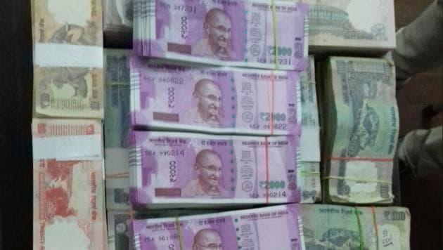 Gujarat: Police seize Rs 19.67 lakh from a house in Vadodara, Rs 13 lakh in new notes. (Twitter/ @ANI_News) Gujarat: Police seize Rs 19.67 lakh from a house in Vadodara, Rs 13 lakh in new notes. (Twitter/ @ANI_News)