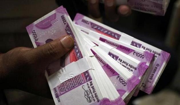 New bank notes of Rs 2,000. Security agencies have nabbed several people who got new currency notes through illegal means. (HT Photo) New bank notes of Rs 2,000. Security agencies have nabbed several people who got new currency notes through illegal means. (HT Photo)