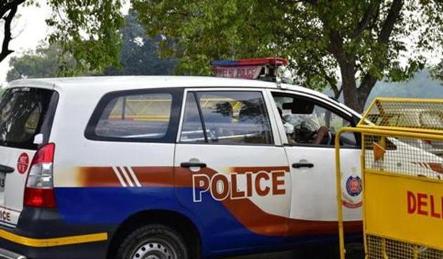 A constable was attacked with chilli powder and bricks when he tried to stop seven suspicious looking men in south west Delhi’s Bindapur area on Monday. A constable was attacked with chilli powder and bricks when he tried to stop seven suspicious looking men in south west Delhi’s Bindapur area on Monday.