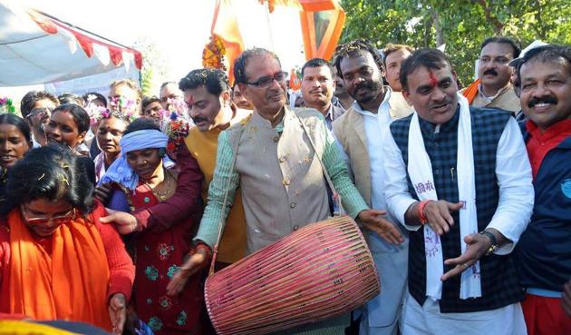 Chief minister Chouhan walked from the Arandi Ashram to Karanjia with the Narmada Sewa Yatra, addressing public gatherings on the way. (HT photo) Chief minister Chouhan walked from the Arandi Ashram to Karanjia with the Narmada Sewa Yatra, addressing public gatherings on the way. (HT photo)