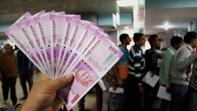 A bank officer shows new Rs 2000 notes(PTI Photo)