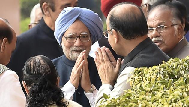 Former Prime Minister Dr Manmohan Singh and finance minister Arun Jaitley pay homage to the slain security personnel. (Ajay Aggarwal/HT ) Former Prime Minister Dr Manmohan Singh and finance minister Arun Jaitley pay homage to the slain security personnel. (Ajay Aggarwal/HT )