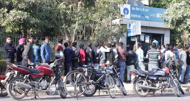 A cash queue in SAS Nagar industrial area. The situation has not eased even over a month after the November 8 move of the government to demonetise the Rs 500 and Rs 1,000 notes that constituted nearly 85% of all currency in circulation. (Sushil Prajapati/HT)