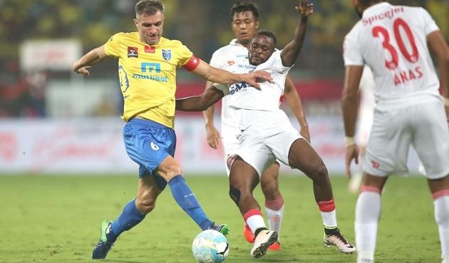 Delhi Dynamos and Kerala Blasters players vie for the ball during their Indian Super League semifinal match.(Photo: ISL)