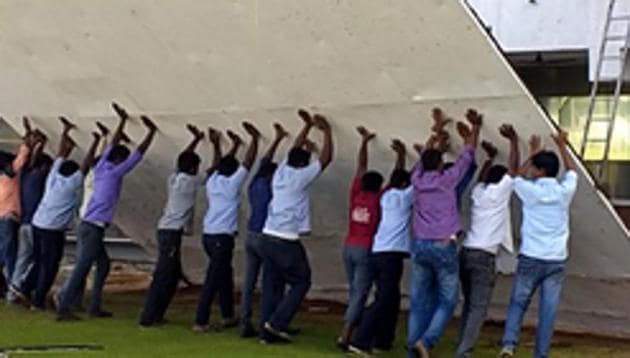 Groundsmen put up the sight screen at the MA Chidambaram Stadium in Chennai on Wednesday (HT photo) Groundsmen put up the sight screen at the MA Chidambaram Stadium in Chennai on Wednesday (HT photo)