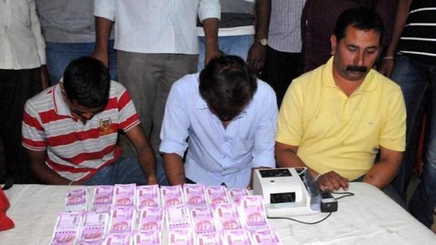 A senior police officer attached to Wakad police station said 3,110 notes of Rs 2,000 denomination worth Rs 62.20 lakh and 4,800 notes of Rs 100 worth Rs 4.80 lakh were seized.(PTI Representational Photo)