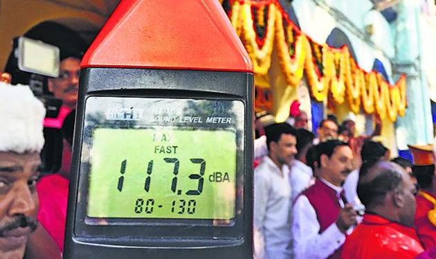 The police procession on Day 1 of the Mahim Fair on Tuesday recorded noise levels of 117.3dB, as recorded by NGO Awaaz Foundation. (HT photo) The police procession on Day 1 of the Mahim Fair on Tuesday recorded noise levels of 117.3dB, as recorded by NGO Awaaz Foundation. (HT photo)