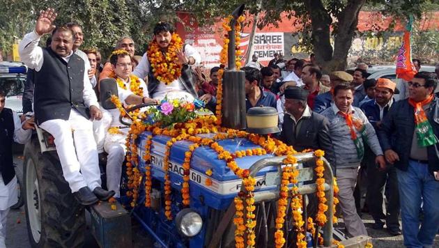 BJP chief Manoj Tiwari (third left on tractor) has asked party members to meet and thank people for supporting demonetisation.(Handout)