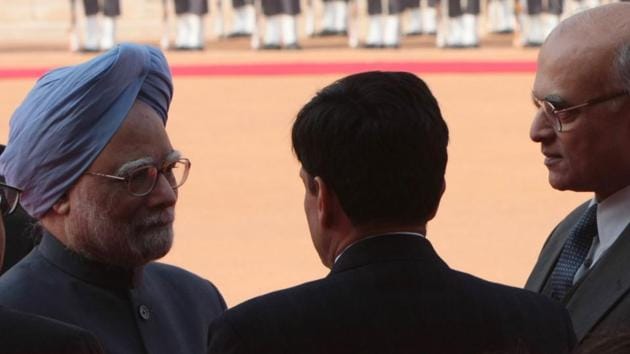 PM Manmohan Singh (left) talks to Shivshankar Menon during the ceremonial reception for Russian President Dmitry Medvedev in New Delhi on 05 December, 2008.(Vipin Kumar/HT)