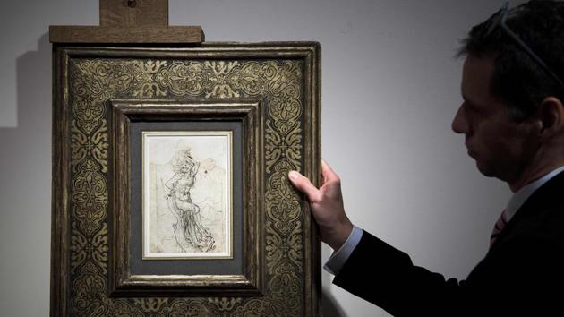 A member of Paris auctioneer Tajan displays a previously undiscovered drawing by Leonardo da Vinci at the auction house in Paris on Tuesday. (AFP photo) A member of Paris auctioneer Tajan displays a previously undiscovered drawing by Leonardo da Vinci at the auction house in Paris on Tuesday. (AFP photo)