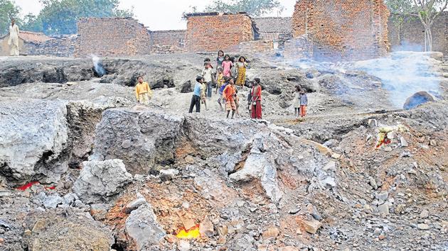 Kids of Lodhna colony play on the area affected by underground fire in Dhanbad.(HT Photo)