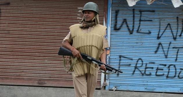 An Indian trooper holds a pellet gun as he patrols in Srinagar on August 29, 2016. in Srinagar on August 29, 2016. (AFP File photo) An Indian trooper holds a pellet gun as he patrols in Srinagar on August 29, 2016. in Srinagar on August 29, 2016. (AFP File photo)