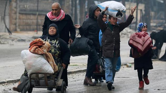 A man pushes a woman on a cart as they flee deeper with others into the remaining rebel-held areas of Aleppo, Syria December 13, 2016. (REUTERS Photo) A man pushes a woman on a cart as they flee deeper with others into the remaining rebel-held areas of Aleppo, Syria December 13, 2016. (REUTERS Photo)