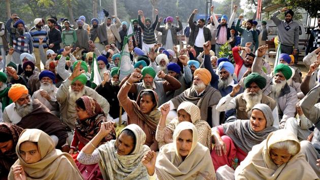 Family members of deceased farmer Gurlab Singh and BKU members protesting outside Rajindra Hospital in Patiala on Tuesday. (Bharat Bhushan/HT) Family members of deceased farmer Gurlab Singh and BKU members protesting outside Rajindra Hospital in Patiala on Tuesday. (Bharat Bhushan/HT)