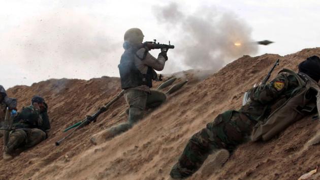 Shiite fighters from the Hashed al-Shaabi paramilitary units advance towards the village of Shwah, on the western outskirts of Mosul, during an ongoing operation against Islamic State on Tuesday.(AFP photo) Shiite fighters from the Hashed al-Shaabi paramilitary units advance towards the village of Shwah, on the western outskirts of Mosul, during an ongoing operation against Islamic State on Tuesday.(AFP photo)