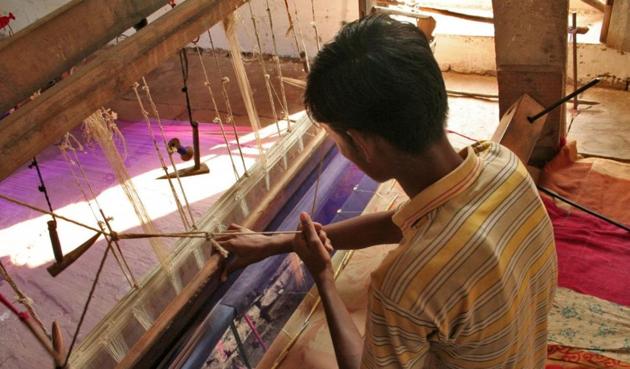 Weavers say the lack of cash flow is taking a toll on their business and has resulted in huge losses. (HT photo) Weavers say the lack of cash flow is taking a toll on their business and has resulted in huge losses. (HT photo)