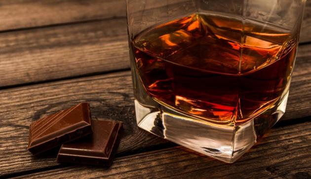Best of both worlds: Milk chocolate makes for a good pairing with fruity whisky(Shutterstock)