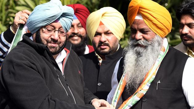 Punjab Congress chief Capt Amarinder Singh with Amrik Aliwal at his Residence in New Delhi, India on Wednesday. (Sonu Mehta/HT Photo) Punjab Congress chief Capt Amarinder Singh with Amrik Aliwal at his Residence in New Delhi, India on Wednesday. (Sonu Mehta/HT Photo)