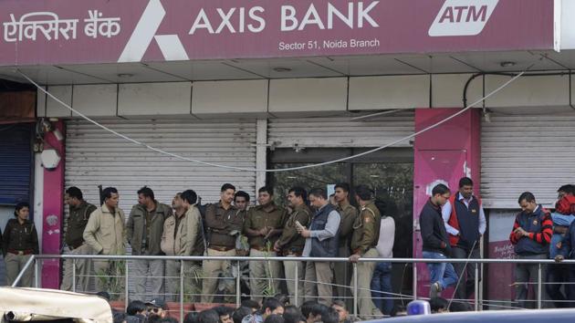 Police at the Axis Bank branch during the IT department raid on Thursday.(Burhaan Kinu/HT)