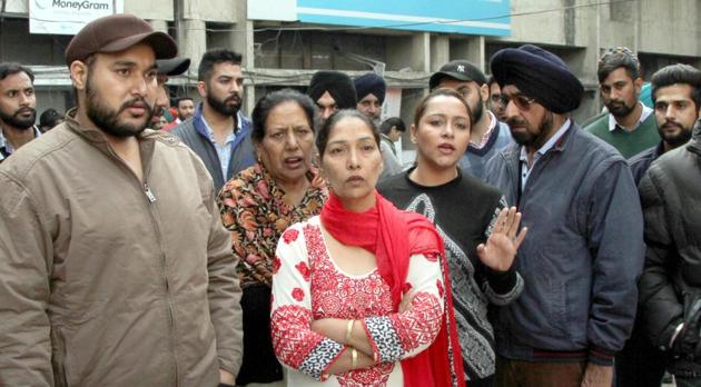 Family of the victim protesting against the attack on Aman Chicken corner outside the police commissioner’s office in Ludhiana on Wednesday. (Jagtinder Singh Grewal/HT Photo) Family of the victim protesting against the attack on Aman Chicken corner outside the police commissioner’s office in Ludhiana on Wednesday. (Jagtinder Singh Grewal/HT Photo)