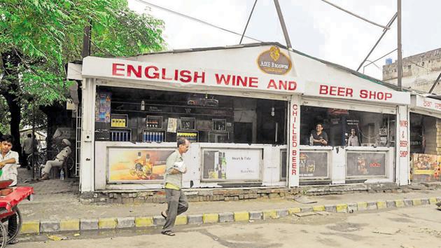 A three-judge bench headed by Chief Justice TS Thakur also ordered removal of all signboards of alcohol vends along highways.(Sikander Singh Chopra/HT File Photo)