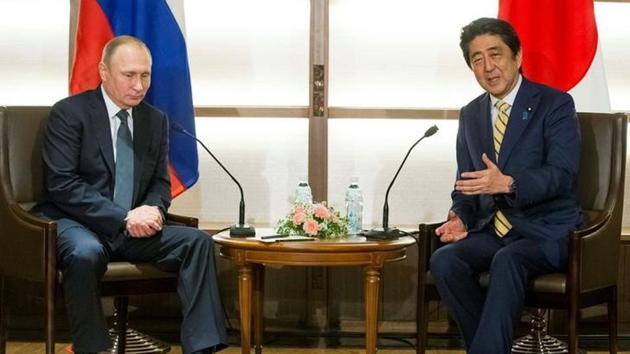 Japanese Prime Minister Shinzo Abe gestures while speaking to Russian President Vladimir Putin during their meeting at a hot springs resort in Nagato, Japan. (Reuters Photo) Japanese Prime Minister Shinzo Abe gestures while speaking to Russian President Vladimir Putin during their meeting at a hot springs resort in Nagato, Japan. (Reuters Photo)