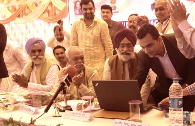 Shrikaranpur MLA and mines minister Surendra Pal Singh holds a meeting with elected representatives, businessmen and workers at Padampur village to convince them for a switch to cashless transactions. (HT Photo) Shrikaranpur MLA and mines minister Surendra Pal Singh holds a meeting with elected representatives, businessmen and workers at Padampur village to convince them for a switch to cashless transactions. (HT Photo)