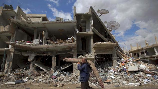 A Syrian man carries a carpet through a devastated part of Palmyra in April 2016 as families fled the central Homs province in Syria. The top US general leading the fight against the Islamic State says the militants got control of military equipment and weapons when they recaptured Palmyra. (AP File Photo) A Syrian man carries a carpet through a devastated part of Palmyra in April 2016 as families fled the central Homs province in Syria. The top US general leading the fight against the Islamic State says the militants got control of military equipment and weapons when they recaptured Palmyra. (AP File Photo)