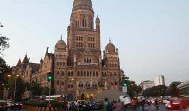 Civic commissioner Ajoy Mehta was summoned by the HC for failing to comply with an earlier court order to finalise the site. (HT File Photo) Civic commissioner Ajoy Mehta was summoned by the HC for failing to comply with an earlier court order to finalise the site. (HT File Photo)