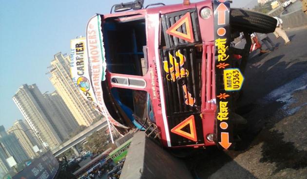 The incident resulted in heavy traffic jam and traffic towards Mumbai and Nashik moved at snail’s pace.(HT Photo)