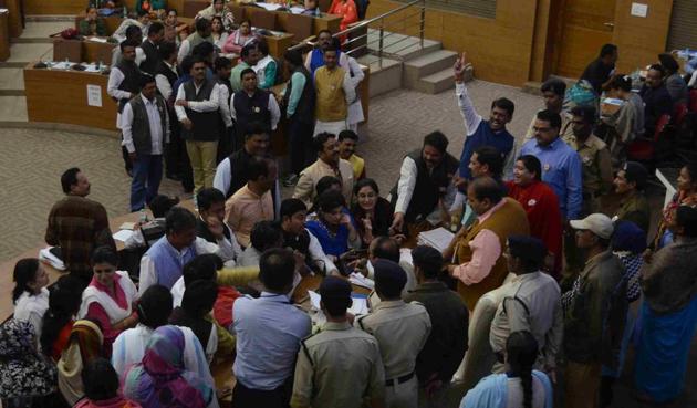 Corporators engage in a heated discussion at BMC council meet in Bhopal on Thursday. (HT photo) Corporators engage in a heated discussion at BMC council meet in Bhopal on Thursday. (HT photo)