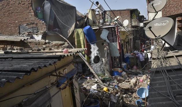 People try to bring down the remains of the collapsed building at Maharashtra Nagar in Mankhurd, on Thursday.(Arijit Sen/HT Photo)