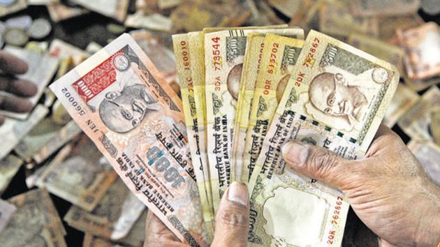 The Supreme Court refused to pass any interim order extending exemptions permitting the use of scrapped currency notes for essential services, even medical, and left it to the Centre to take the call.(Sunil Ghosh/HT Photo) The Supreme Court refused to pass any interim order extending exemptions permitting the use of scrapped currency notes for essential services, even medical, and left it to the Centre to take the call.(Sunil Ghosh/HT Photo)