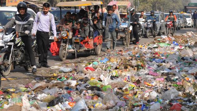 A garbage dump on the main road outside ESI hospital in Sector 24. (Burhaan Kinu/HT PHOTO)