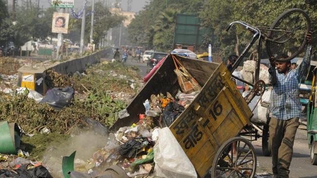Garbage strewn on the Sector 37 main road. (Burhaan Kinu/HT PHOTO)