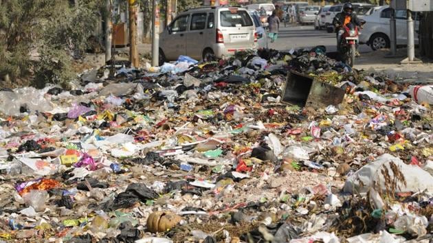 Garbage has accumulated on Noida roads after nine days of a contractual sanitation workers’ strike. (Burhaan Kinu/HT PHOTO)